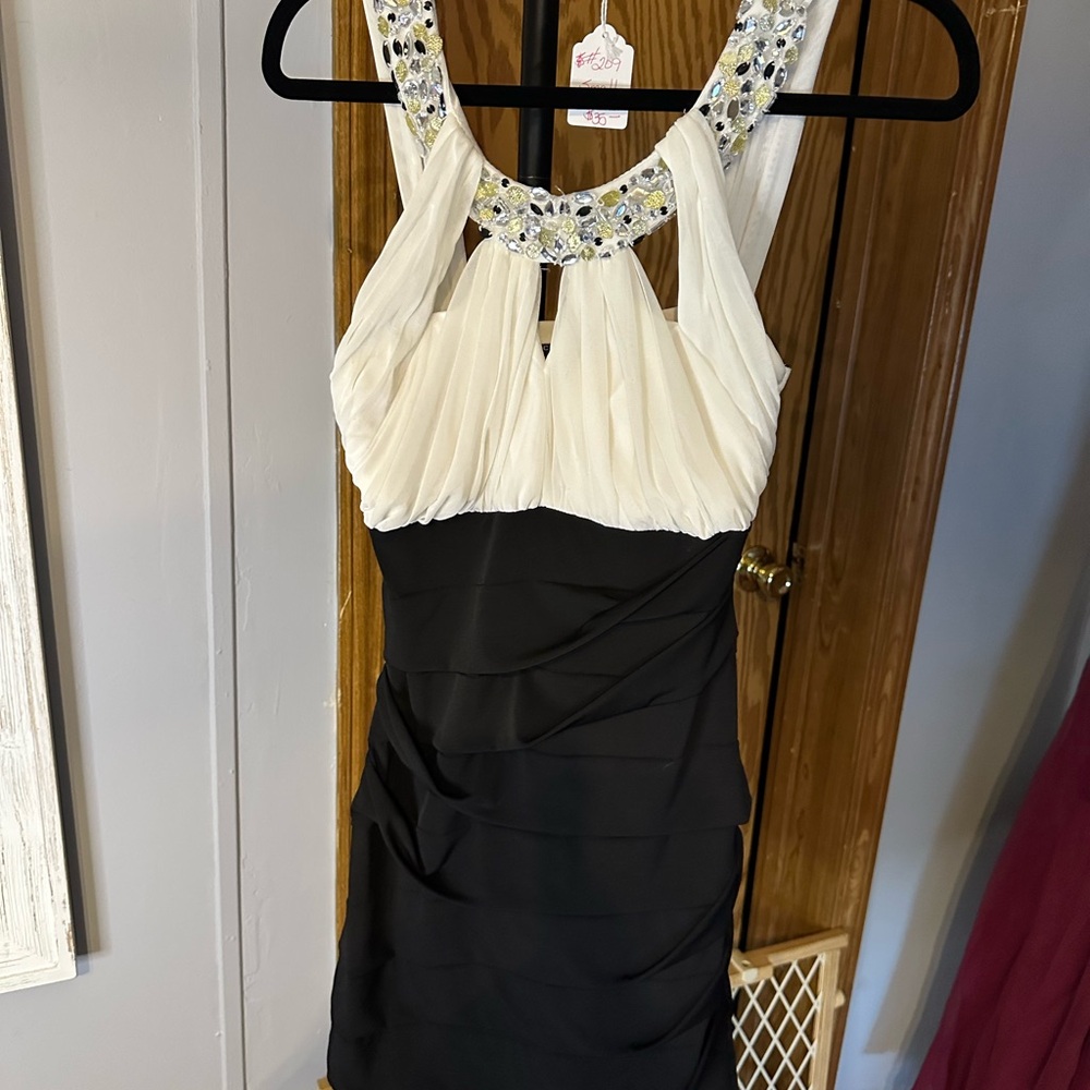 Elegant Black and White Sleeveless Dress